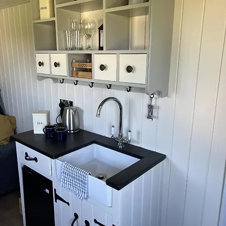 Home Farm Shepherds Hut With Firepit And Wood Burning Stove High Wycombe Exterior photo