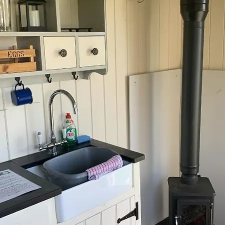 Home Farm Shepherds Hut With Firepit And Wood Burning Stove High Wycombe Exterior photo